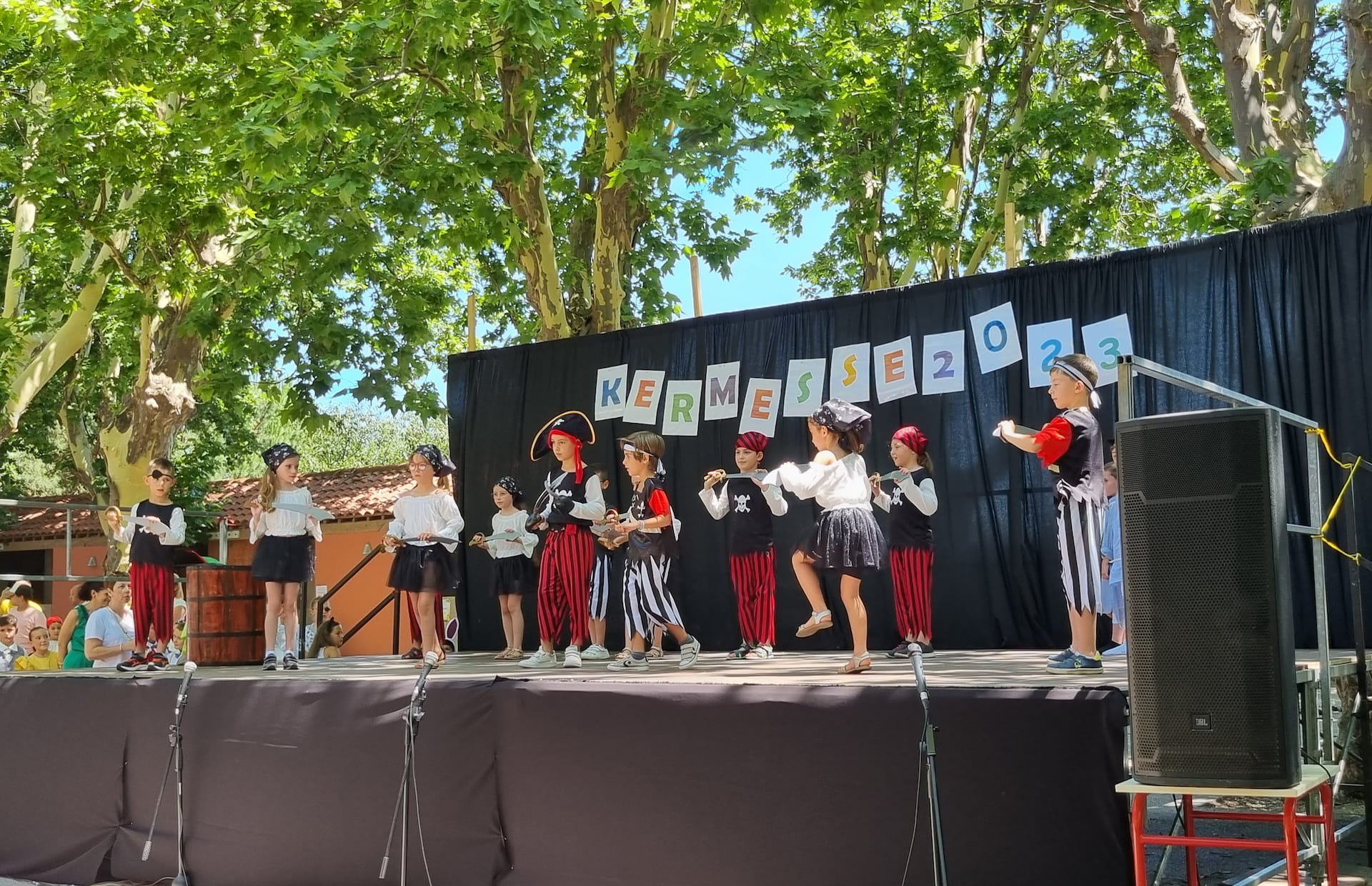 Enfants faisant la course dans une cour d'école
